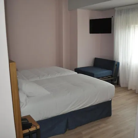 Hotel Celanova فندق 2*