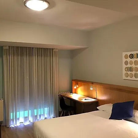 Hotel Celanova فندق 2*